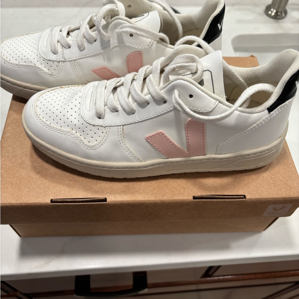 EUC, women’s Veja sneakers Low-Cut Leather Sneaker with Perforations